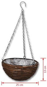 Cesta pequena de vime pendurada com corrente