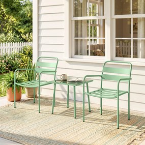 Conjunto de jardim estilo bistrô de 3 peças - mesa baixa em vidro temperado e 2 cadeiras com ripas, estrutura em aço galvanizado, verde