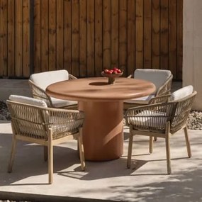 Conjunto De Mesa Redonda Ø120 Cm Em Cimento Namara E 4 Cadeiras De Jardim Com Braços Em Madeira De Acácia Karvia Terracota - Sklum