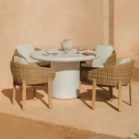 Conjunto De Mesa Redonda Ø120 Cm Em Cimento Namara E 4 Cadeiras De Jardim Com Braços Em Madeira De Acácia Leilan Branco - Sklum