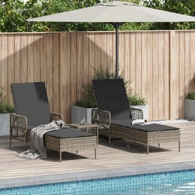 vidaXL Cadeiras de sol 2 pcs com almofadas e mesa, cinza em vime de polietileno.