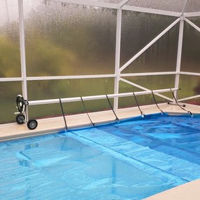 Conjunto de rolo para coberturas de piscinas (COBERTURA NÃO INCLUIDA) em alumínio com manivela e rodas  4,8 - 6,4 m Prateado