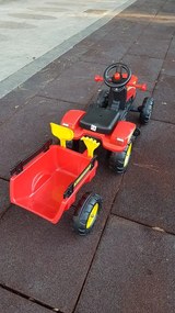 TRACTOR A PEDAIS COM REBOQUE VERMELHO