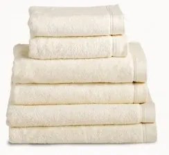 Toalhas banho 100% algodão penteado 580 gr. cor marfim claro: 1 Toalha 70x140 cm - 1 toalha 50x100 cm -  1 toalha 30x50 cm - 1 luva turco 15x21 cm