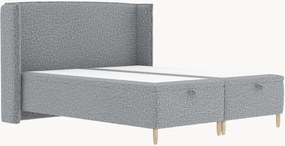 Cama estofada em bouclé artesanal com arrumação Ritual
