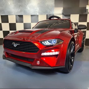 Carro infantil 24V Ford Mustang Comando Drift, Pneus frente de borracha / traseira de plástico devido ao Drift vermelho metálico