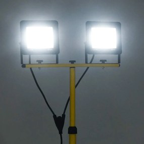 Projetor c/ iluminação LED e tripé 2x100 W branco frio
