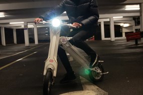 Trotinete Elétrica com Assento – Cruzaa PRO – Branco Racing – 45 km de