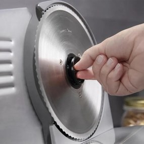 Máquinas de fatiar Rock'nCut Advance 180 W com um disco de 190 mm de diâmetro e um sistema de regulação gradual com uma precisão máxima de espessura d
