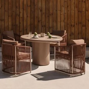 Conjunto De Mesa Redonda De 120 Cm Em Cimento Namara E 4 Cadeiras De Jardim Com Braços Em Alumínio E Corda Trançada Sophie. Camelo Castanho Claro -