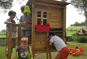 Parque Exterior infantil com Casa de madeira e escorrega e parede escalada Torre TAGA
