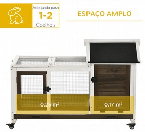 PawHut Coelheira de Madeira com Rodas 108x58x73,5cm Gaiola para 1-2 Coelhos com Teto Abatível Cerca Metálica Bandeja Amovível Portas com Trava e Rampa Marrom Café e Branco