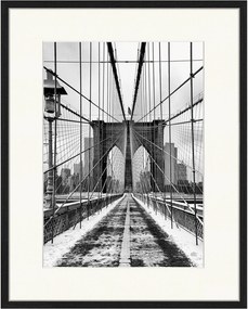 Fotografia emoldurada Brooklyn Bridge Covered with Snow