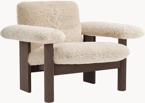 Poltrona em madeira de carvalho com estofos em pele de carneiro Brasilia