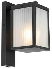 Lanterna de parede externa preta com vidro canelado e sensor claro-escuro - Charlois Moderno