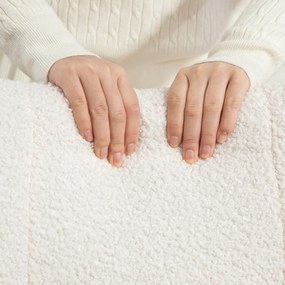 Poltrona Baloiço em Borrego Poltrona para Amamentação com Encosto Capitonê e Base de Madeira 65x88x87 cm Creme