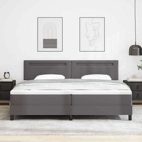 Cama Box com colchão cinza, 200x200 cm, em couro sintético.