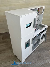 Cozinha de brincar infantil em madeira branca com máquina de lavar, frigorífico e exaustor
