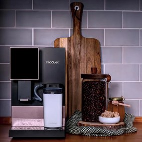 Máquina de café superautomática compacta Cremma Compactccino Connected Black Rose com 19 bares, ecrã TFT e Wi-Fi, depósito de leite e Thermoblock